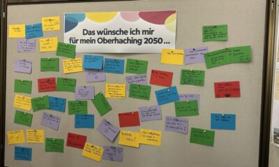 Eine Pinnwand mit der Aufschrift: Das wünsche ich mir für mein Oberhaching 2050... Darunter etwa 70 bunte, handgeschriebene Zettel